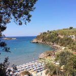 Spiaggia Baia della Calanca con ombrelloni e lettini